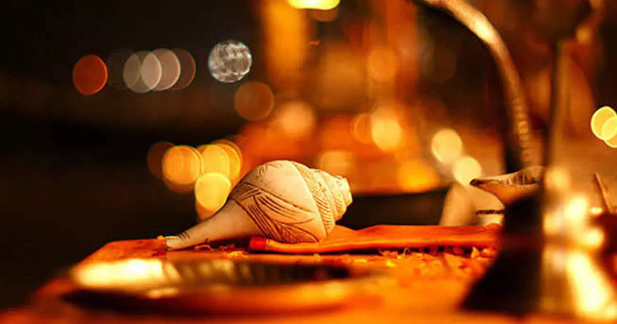 घर के मंदिर में ओम, स्वास्तिक, श्री, कलश बनाने के होते हैं इतने फायदे