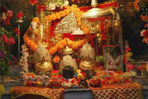 नवरात्रि में वैष्णो देवी क्यों आते हैं बड़ी संख्या में भक्त, जानें मंदिर की खास बातें