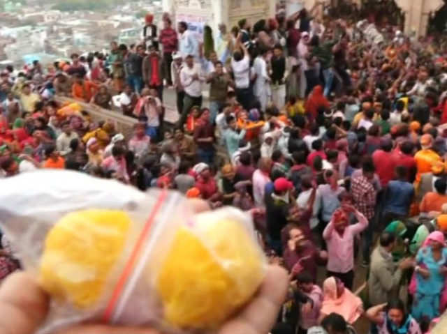 राधा रानी की नगरी बरसाने में खेली गई लड्डू होली, जानें खास बातें