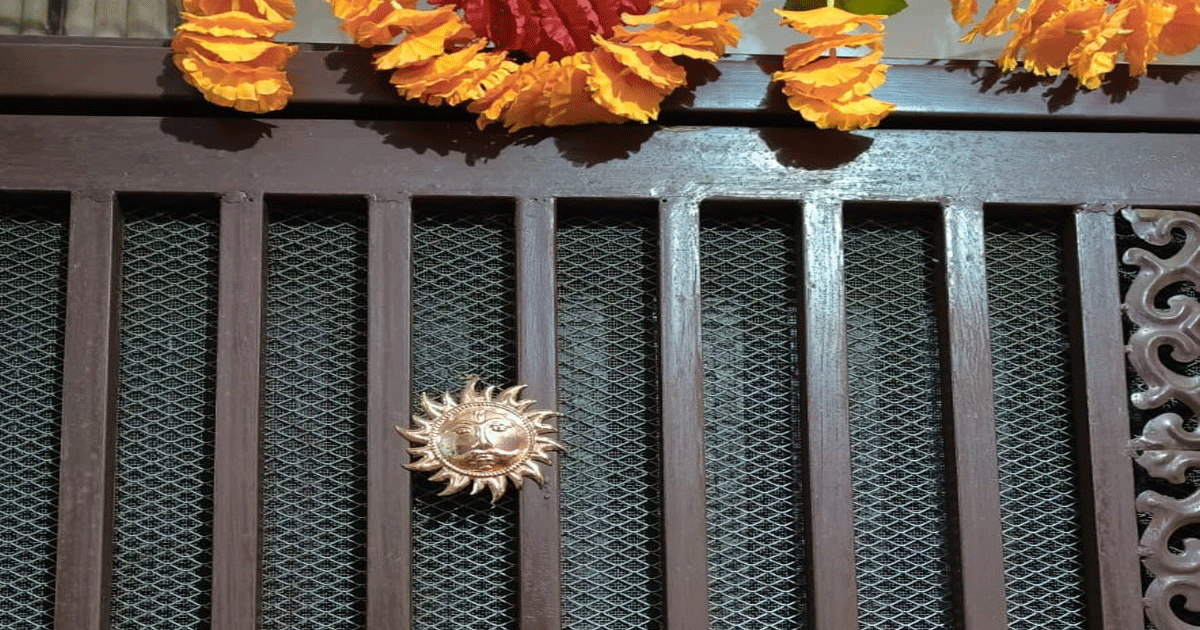 Copper Sun Benefits: तांबे का सूर्य घर में ऐसे लगाएं, साथ ही जानें ताबें का सूर्य लगाने के फायदे