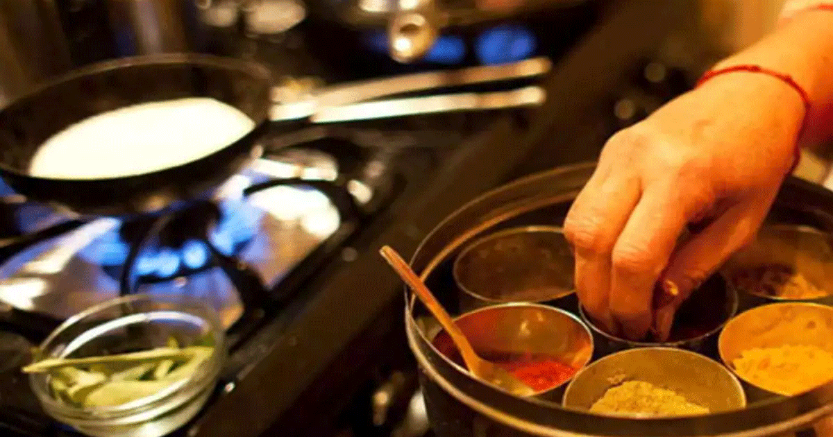 Kitchen Vastu Tips: खाना बनाने से खाने तक वास्तु के इन नियमों का पालन करना होगा बेहद फायदेमंद