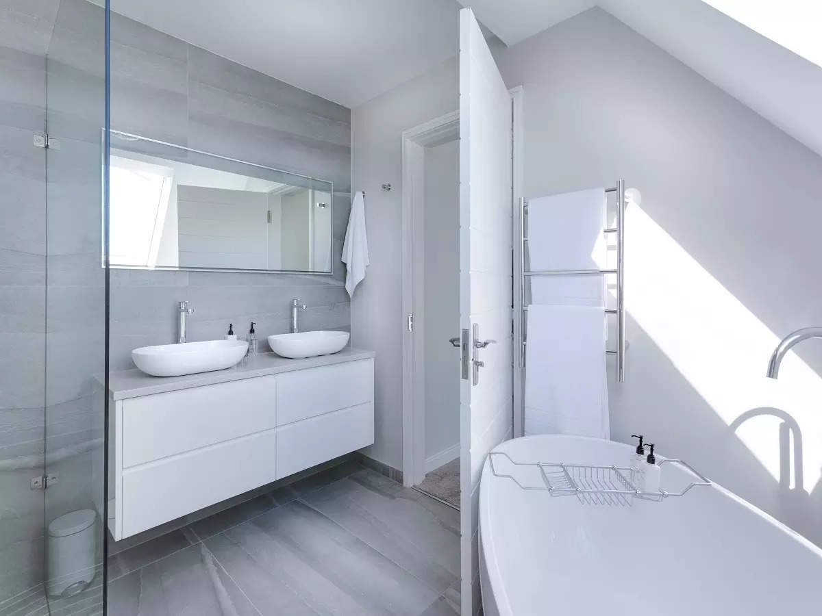 Vastu Tips Bathroom: ईशान कोण में न बनवाएं शौचालय, होता है धन का नाश