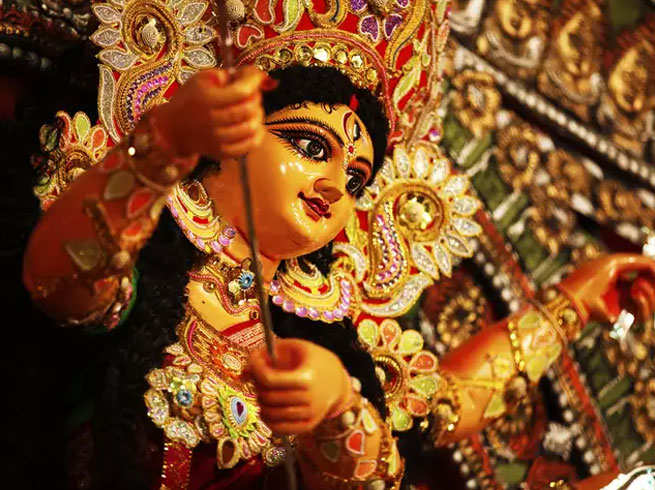 जानिए आखिर वेश्यालय की मिट्टी से क्यों होती है देवी प्रतिमा का निर्माण