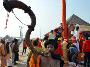 Kumbh 2019: कुंभ में निकली स्वामी वासुदेवानंद सरस्वती की पेशवाई, देखें शाही सवारी की झलकियां
