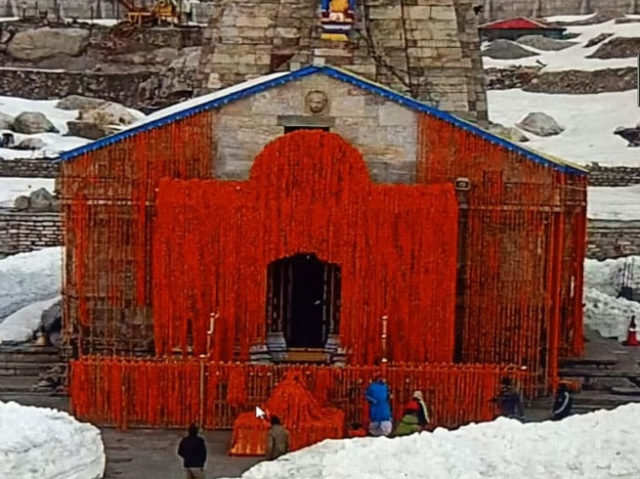Kedarnath Temple Decoration 10 क्विंटल गेंदे के फूलों से सजा बाबा केदारनाथ का दरबार, मेष लग्न में खुले केदार धाम के कपाट