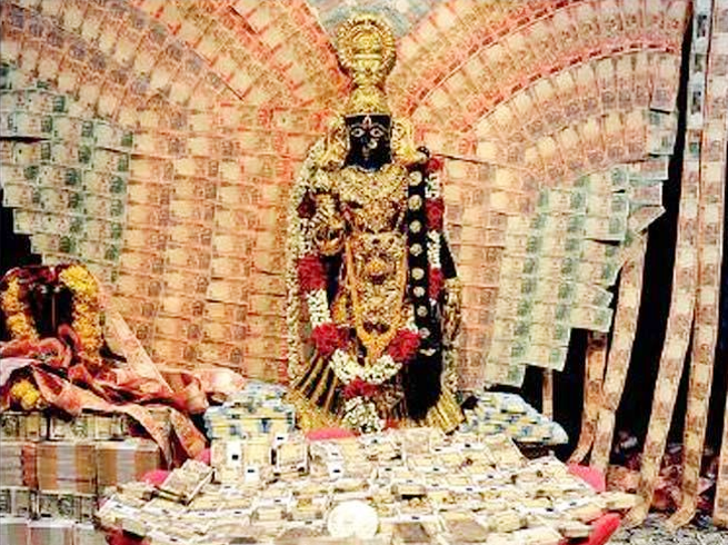 Durga Puja 2018: नवरात्र में 4.5 करोड़ कैश और 4 किलो सोने से सजा माता का मंदिर, ऐसी है मंदिर की मान्यता