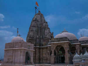 घर में है वास्तुदोष, आजमाएं ये 10 आसान उपाय
