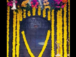 भक्तों का दावा शिरडी में प्रकट हुए साईं बाबा, देखें तस्वीरें