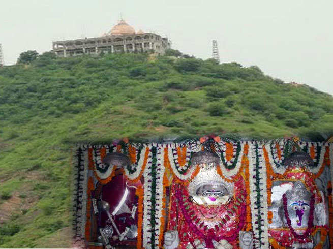 Chauth mata temple: करवा चौथ पर दर्शन कीजिए चौथ माता के, 700 सीढ़ियां चढ़कर यहां आते हैं भक्त