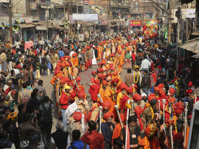 Maha Kumbh Mela: जब डाकुओं से लोहा लेकर पहुंचते थे कुंभ, 3 हिस्सों में होता था मेला