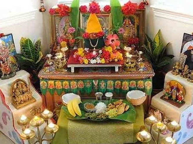 घर के मंदिर में भूलकर भी ना रखें ये चीजें, वरना...