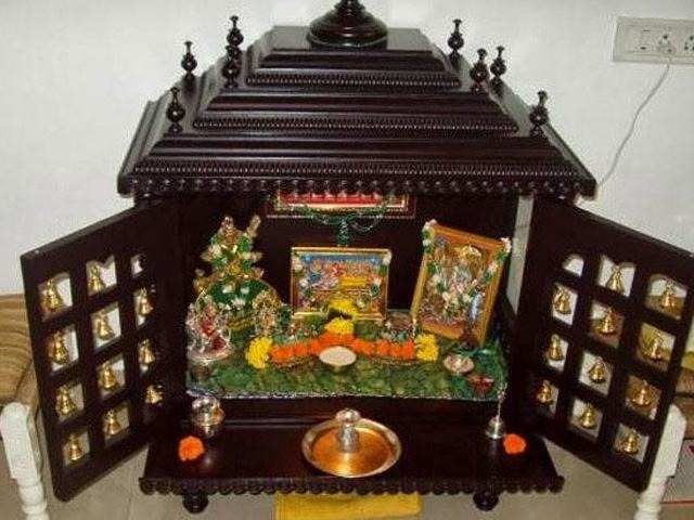 घर में लानी है खुशहाली तो इस दिशा में बनाएं मंदिर