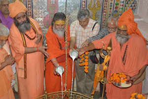 संतों की पूजा क्यों